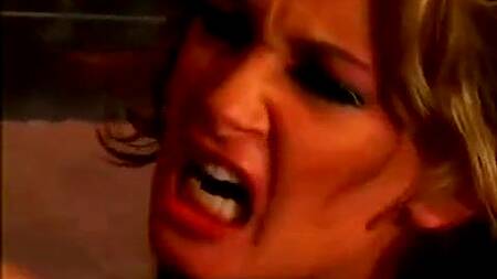 Властная блондинка доминирует над блондинкой во время ЖМЖ