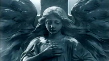 Хозяин дома развлекается с миленькими горничными