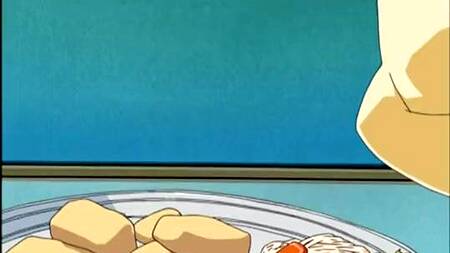 Хозяин дома развлекается с миленькими горничными