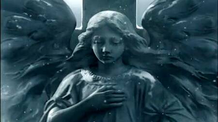 Хозяин дома развлекается с миленькими горничными