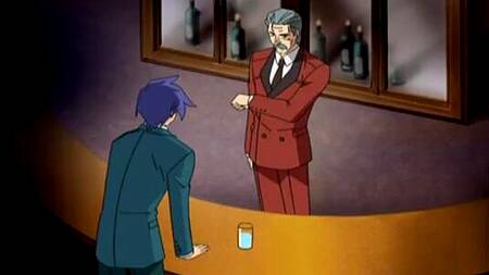 Хозяин дома развлекается с миленькими горничными