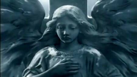 Хозяин дома развлекается с миленькими горничными