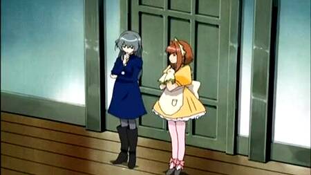 Хозяин дома развлекается с миленькими горничными