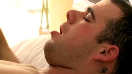 Малышка забавляется с другом своего бывшего