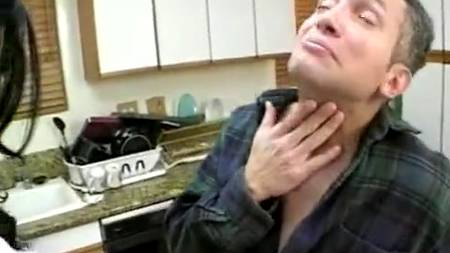 Брюнетка смачно отсосала у какого-то придурка