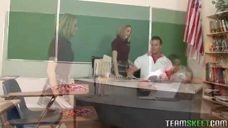 Жесткое порево в аудитории