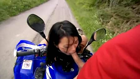 Экстремалы трахаются на квадроцикле и по-альпинистски