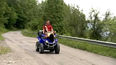 Экстремалы трахаются на квадроцикле и по-альпинистски