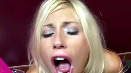 Изумительная блондинка роскошна в сексе