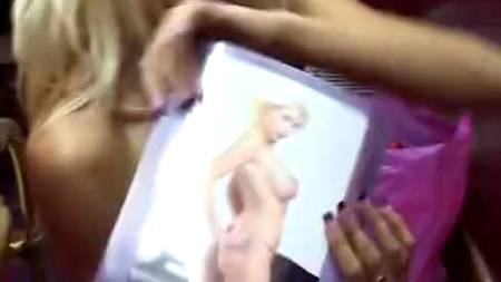 Изумительная блондинка роскошна в сексе