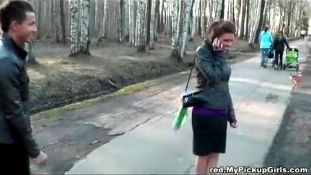 Пикаперы прут девку в парке