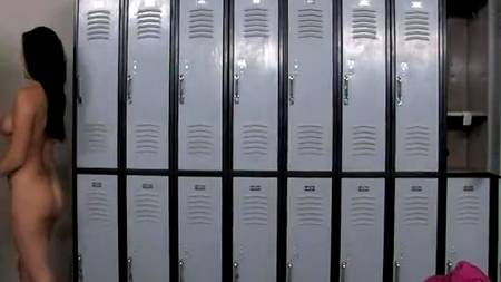 Юные бейсболистки учатся принимать балду