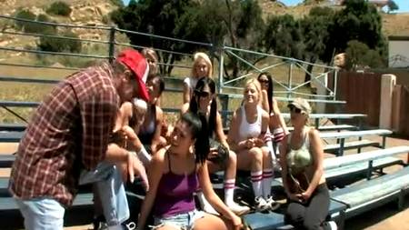 Юные бейсболистки учатся принимать балду