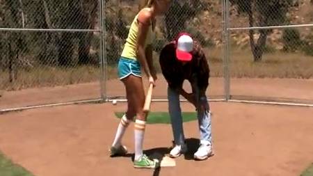 Юные бейсболистки учатся принимать балду