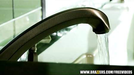 Сладкая попка достойна жесткого траха