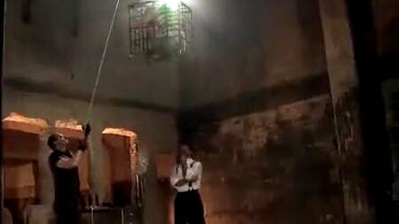 Извращенки наполняют попки водой и выдавливают её