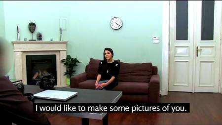 Юная нимфа кончила прямо на кастинге