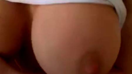 Грудастая Саманта не стесняется заниматься аналом перед камерой