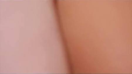 Две подруги наслаждаются любовью на троих