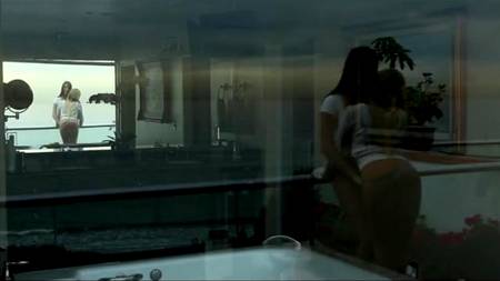 Две подруги наслаждаются любовью на троих