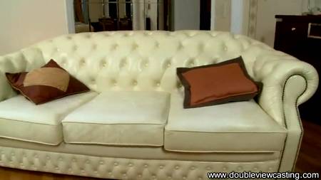 Рязанская блондинка косит под американскую звезду и отдается в задницу