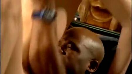 Телка завистливо смотрит пока подруга ебется с негром в жопу