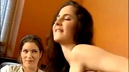 Телка завистливо смотрит пока подруга ебется с негром в жопу