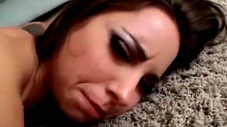 Красотка показывает попку на лестнице раком, соблазняя самца