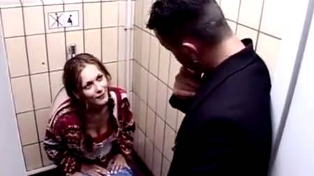 Охранник в сортире дерет в попку молоденькую фею