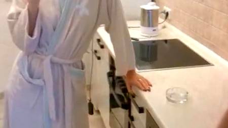 Немочка трахается раком на собственной кухне - под сигаретку