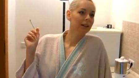 Немочка трахается раком на собственной кухне - под сигаретку