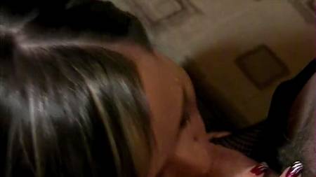 Молодая пара организовала дома порносъемку