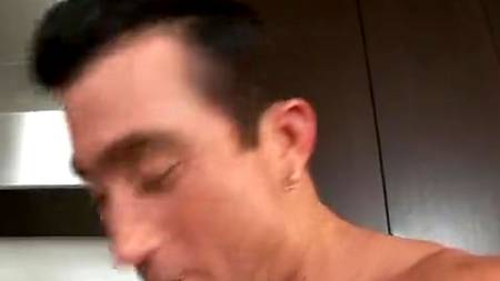 Зрелый ловелас забавляется со своей молоденькой женой