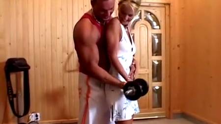 Инструктор по фитнесу жестко дерет клиентку