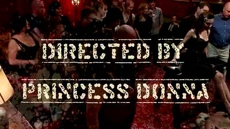 Над блондинкой жестко доминируют, а толпа смотрит