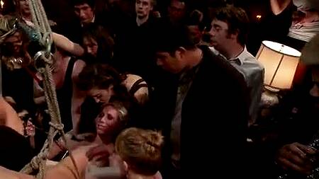 Над блондинкой жестко доминируют, а толпа смотрит