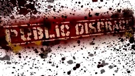 Над блондинкой жестко доминируют, а толпа смотрит