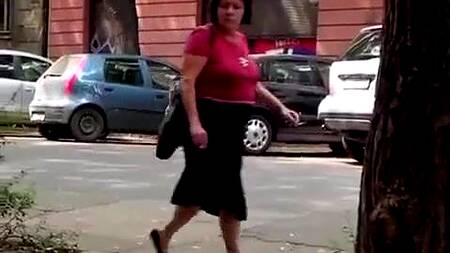 Над блондинкой жестко доминируют, а толпа смотрит