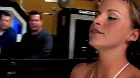 Над блондинкой жестко доминируют, а толпа смотрит