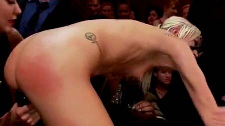 Над блондинкой жестко доминируют, а толпа смотрит