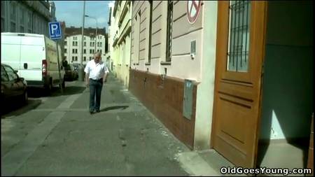 Старый ловелас и его сын поделили молоденькую девку