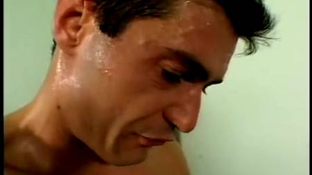 Два кавалера тянут брюнетку в обе дырочки