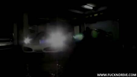 Девки обслужили клиента на автомойке