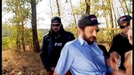 Толпа байкеров поймала девку в лесу