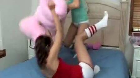 Две веселые студентки захотели посмотреть на хуй ботаника