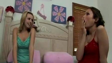 Две веселые студентки захотели посмотреть на хуй ботаника