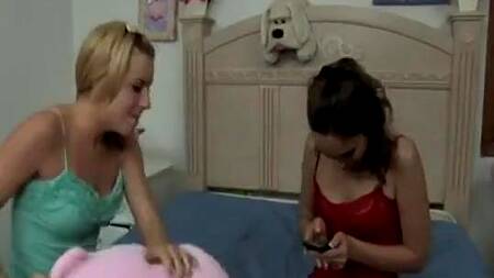 Две веселые студентки захотели посмотреть на хуй ботаника