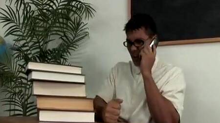 Две веселые студентки захотели посмотреть на хуй ботаника