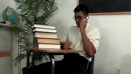 Две веселые студентки захотели посмотреть на хуй ботаника