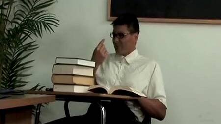 Две веселые студентки захотели посмотреть на хуй ботаника